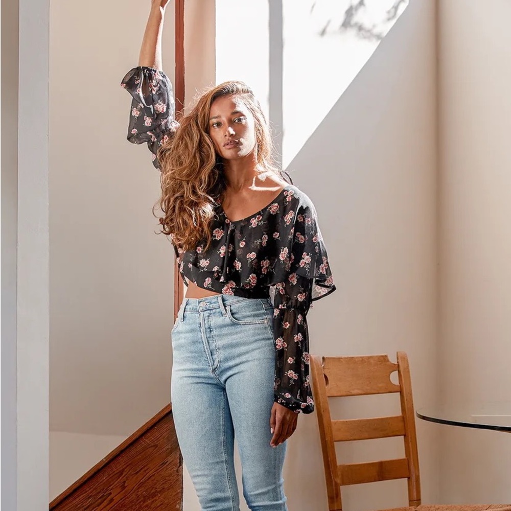 Black and pink rose cropped blouse by Lulu’s